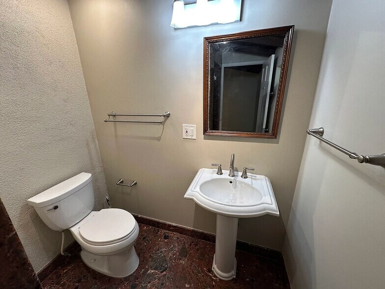 Master Bath_02 - 10809 Huston St