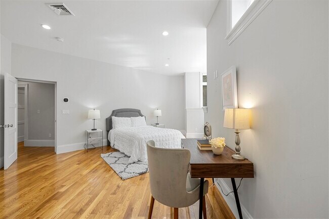 Building Photo - 1248 Beacon St