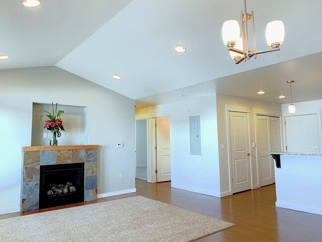 Building Photo - Stunning 2 Bedroom 2 Bathroom Apartment *R...
