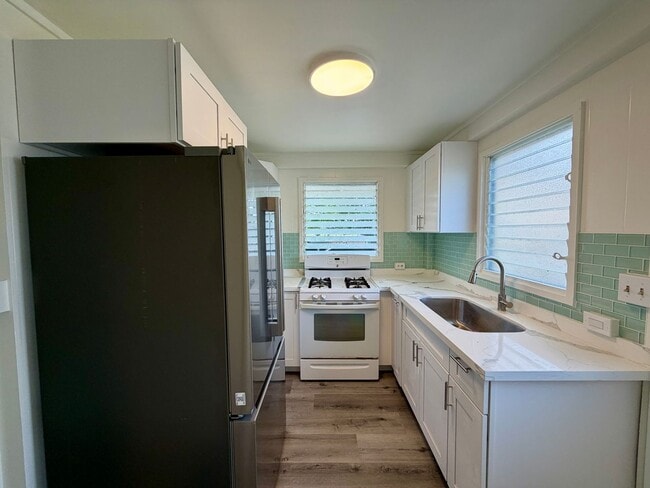 Building Photo - Newly Renovated 3BR Kapahulu Home with Private Yard and Gated Parking Near Waikiki