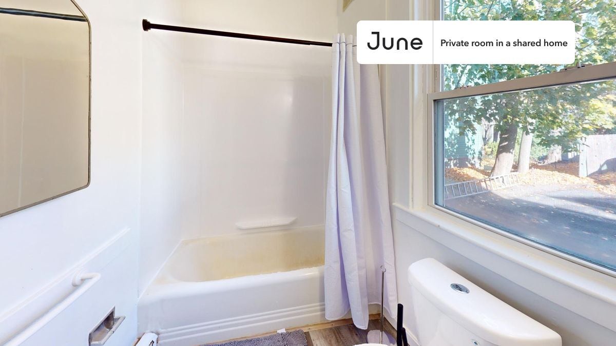 Building Photo - Private bedroom in 3 bed/1 bath Home