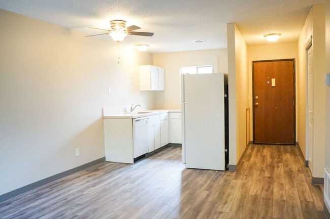 Building Photo - Great Top-Floor 2-Bedroom Near OHSU w/Private Balcony!