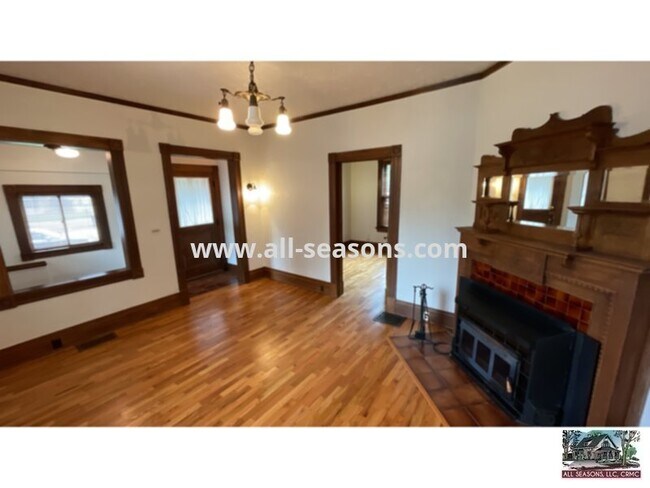 Building Photo - This adorable and spacious main level triplex unit is centrally located and a quick drive or bike ri