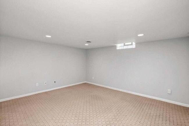 Building Photo - 5160 N Bay Ridge Ave