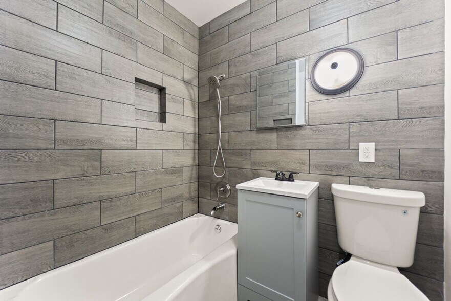 Building Photo - 10639 Fitzroy Ave