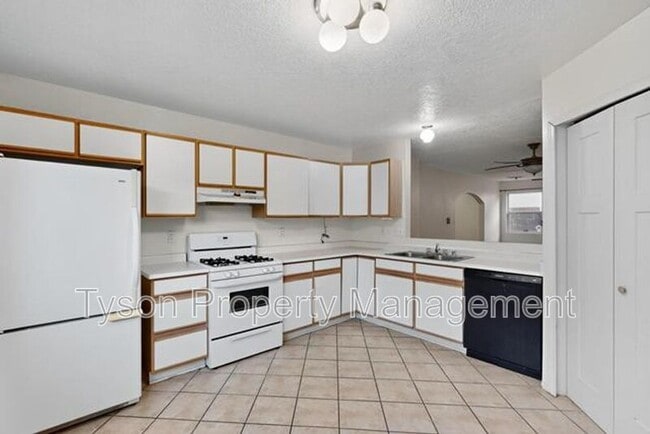 Building Photo - 3013 Taos Meadows Dr NE