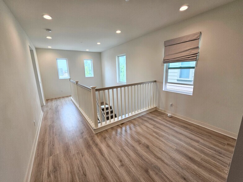 Building Photo - 10537 San Bruno St