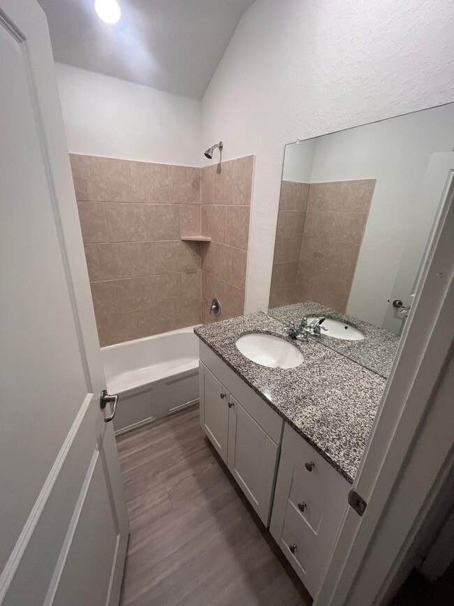 Building Photo - 3 bed 2 bath with a flex space, fenced in ...