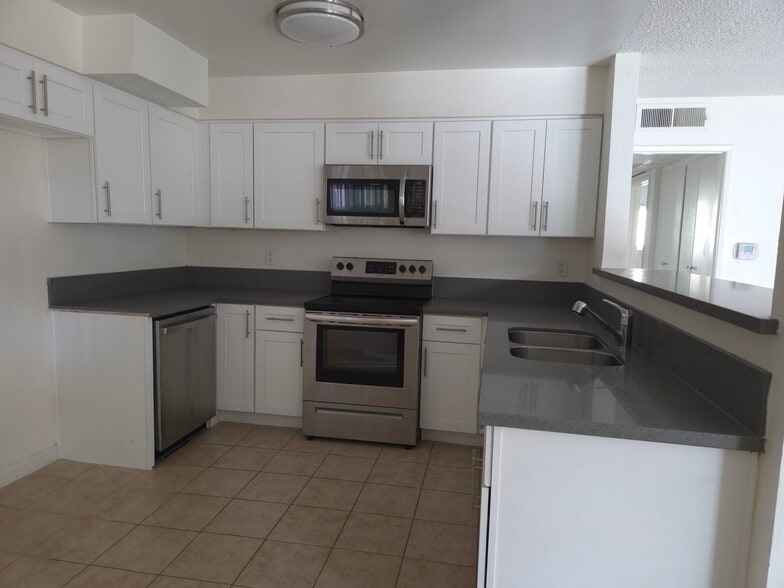 Kitchen with quartz countertops and Shaker cabinets - 3455 Elm Ave