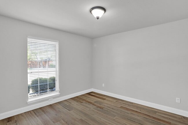 Building Photo - Cute, Quiet and ready NOW