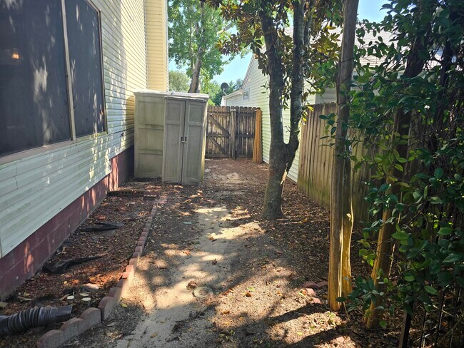 Building Photo - 3929 Balsam Dr