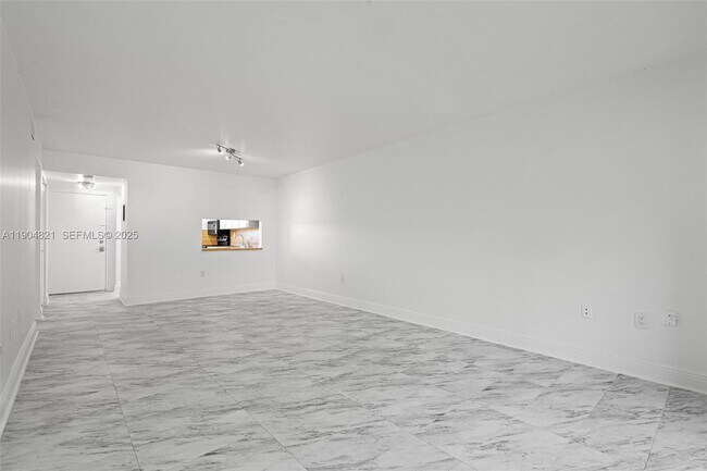 Building Photo - 330 W Park Dr