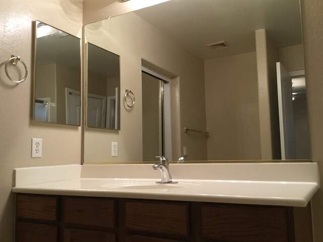 Building Photo - 110 W Diamond Trl