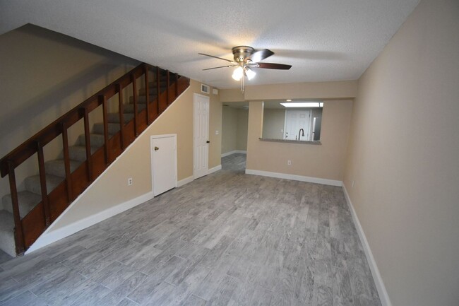 Building Photo - 2Bdrm 1.5Bath -- Townhome near UCF and Wat...