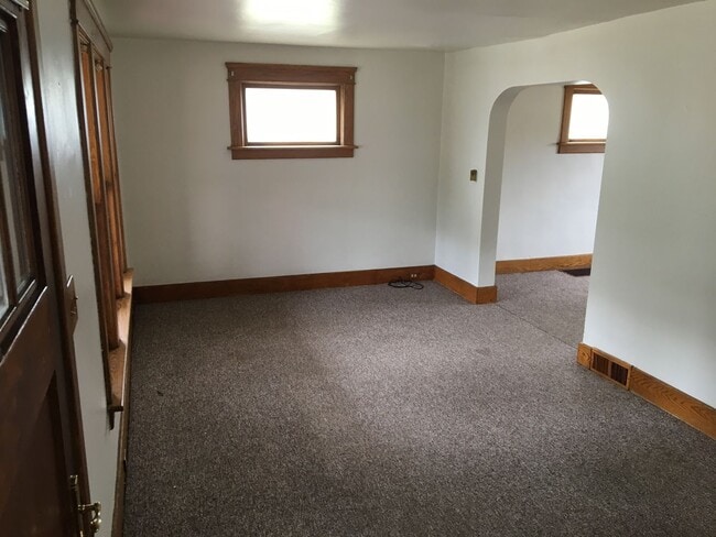 Building Photo - Awesome 3 BR 1 Bath Home with off street p...