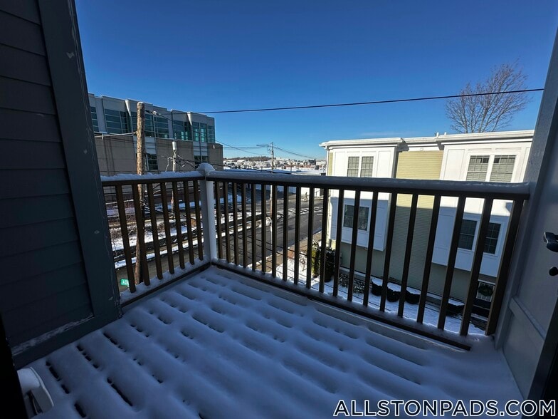 Building Photo - 157 Everett St