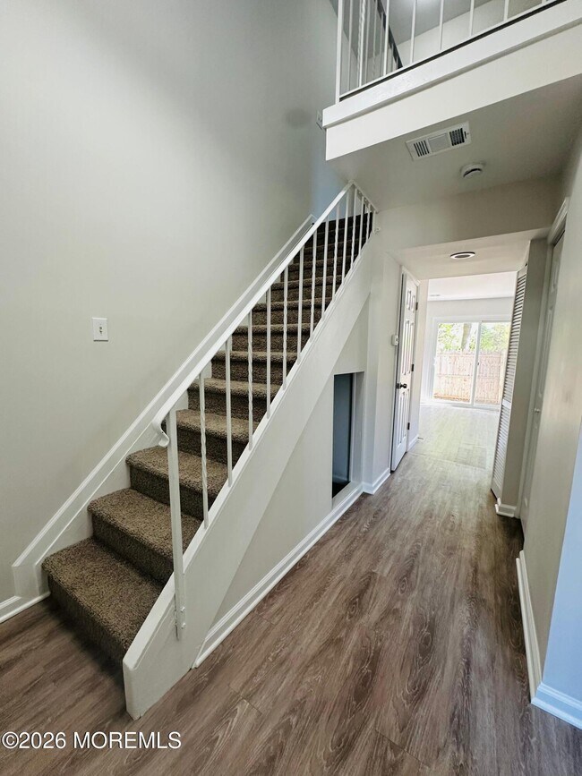 Building Photo - 402 Woodlake Manor Dr