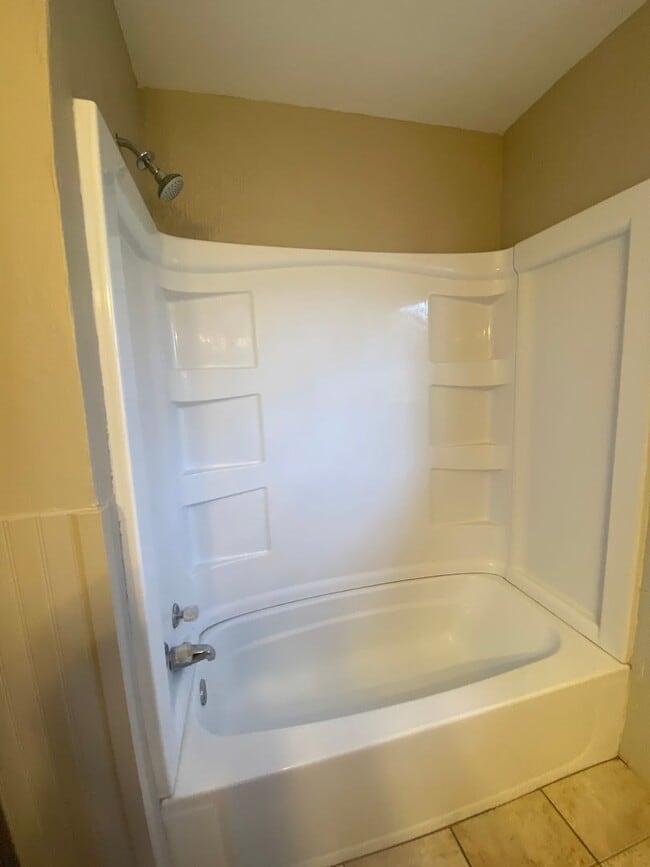 Building Photo - 2 bedroom 1.5 bath charming home