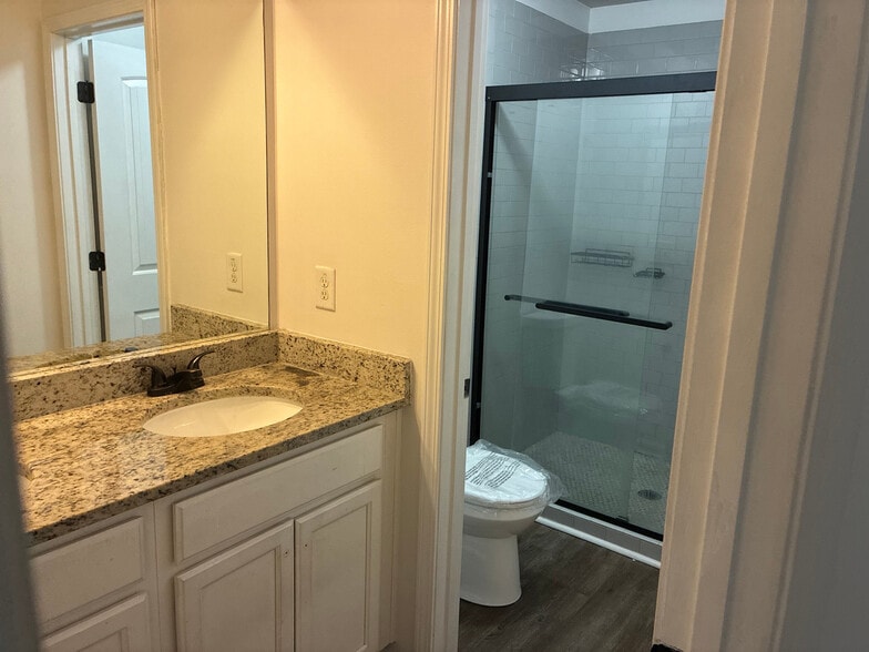 Building Photo - Room in Townhome on Bayrose Cir