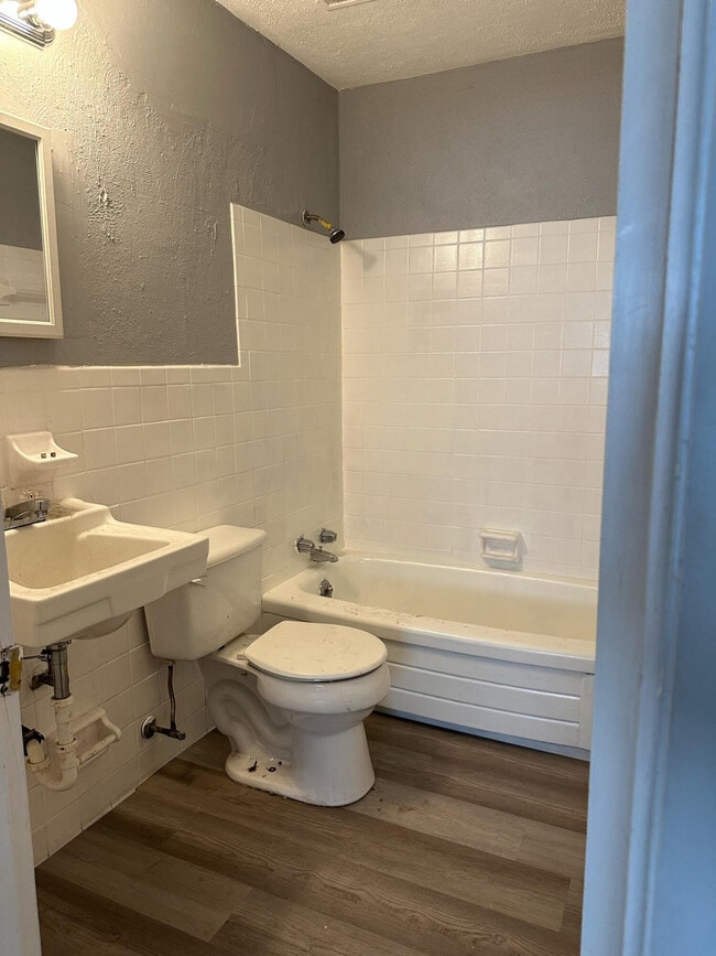 Building Photo - 1921 Oxford Cir