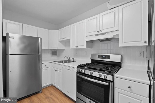 Building Photo - 3705 S George Mason Dr