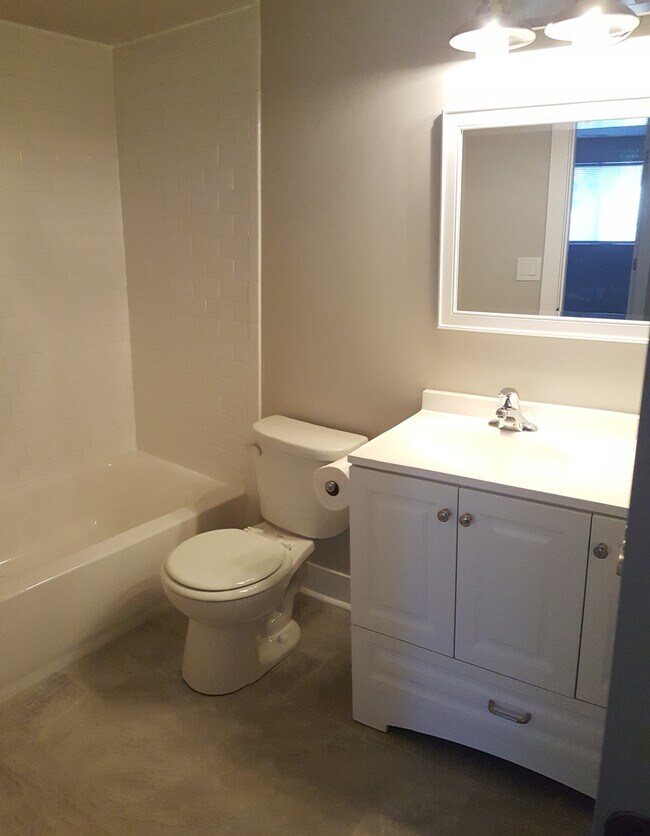 Bathroom - 538 Macland Ln