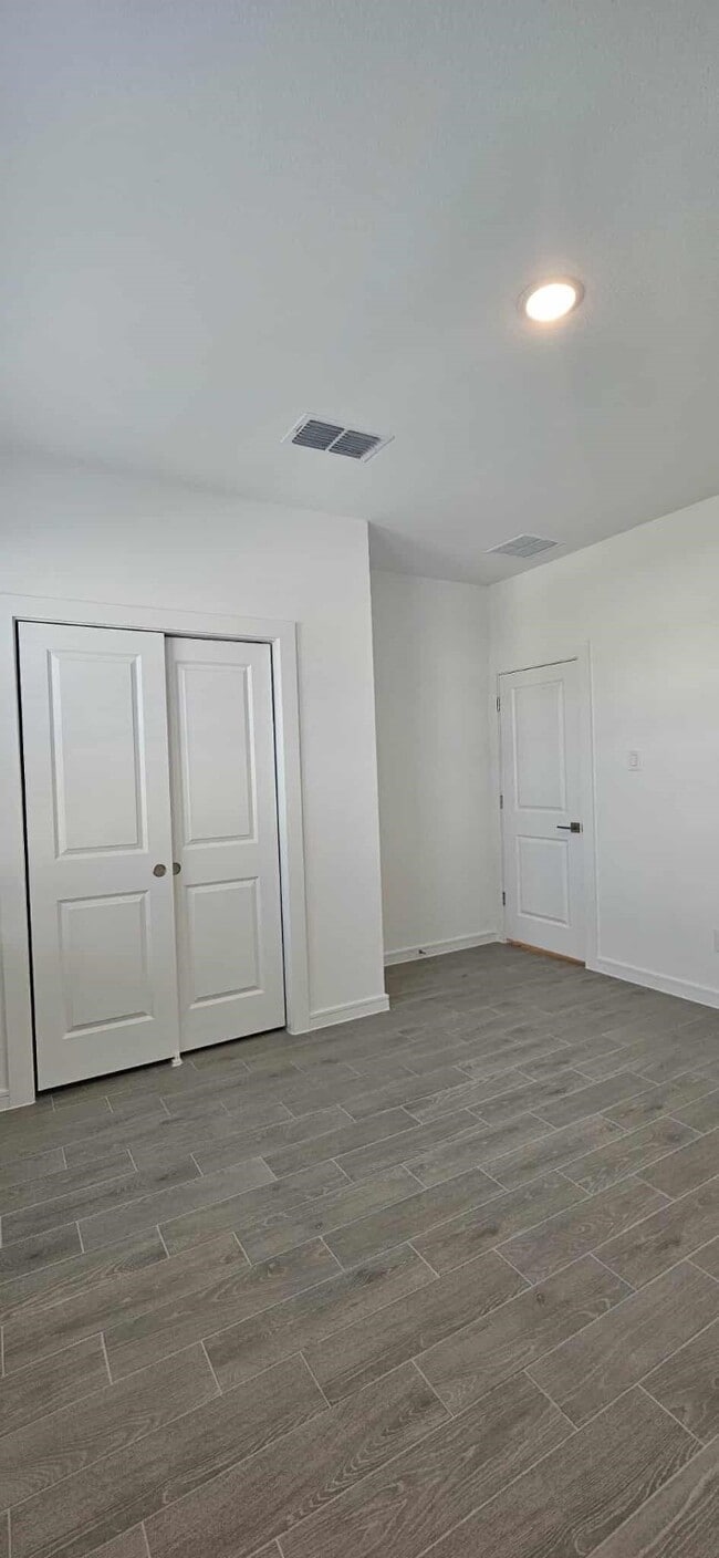 Building Photo - 8422 Bay Oaks Dr