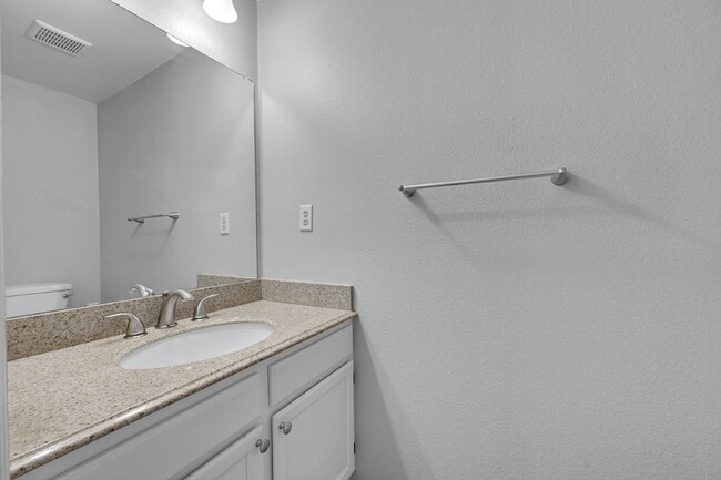 Building Photo - $2,195.00 - 2 Bed, 1.5 Bath, Townhome in L...