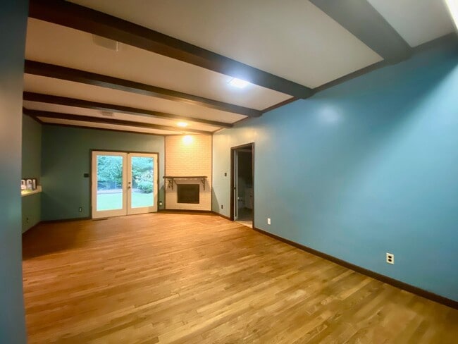 Building Photo - Large Fulton Home
