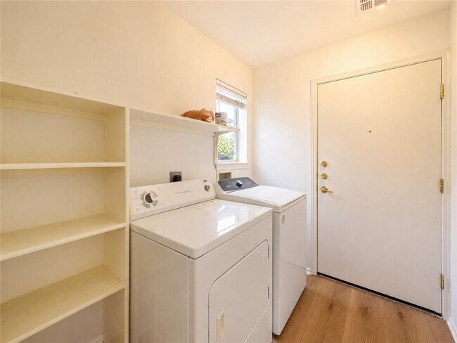 Building Photo - 5509 Bentsen Ln