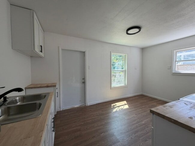 Building Photo - 1701 Islla Dr