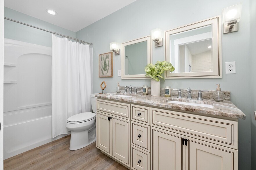 bathroom 2 - 4249 Chambers St