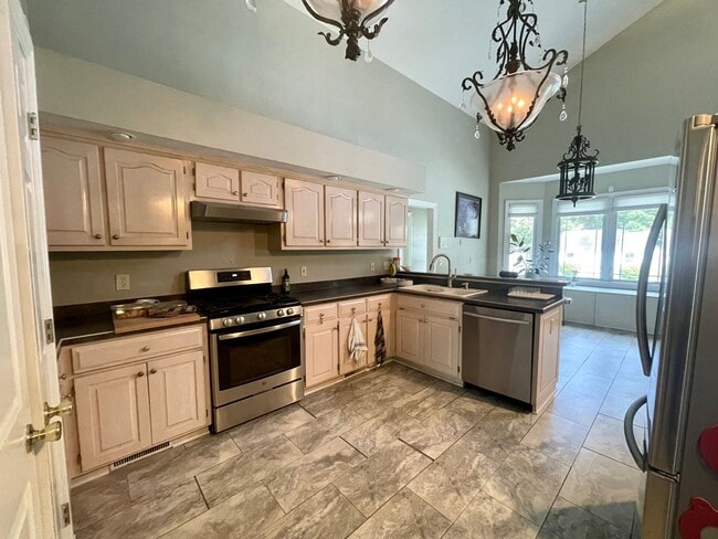 Building Photo - Beautiful 5 Bedroom Single Family Home in Great Bridge Area