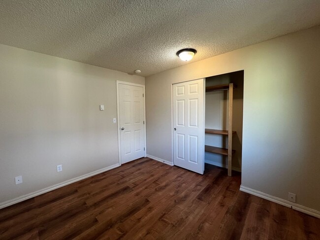 Building Photo - Roomy Top Floor Condo - Avail Now!