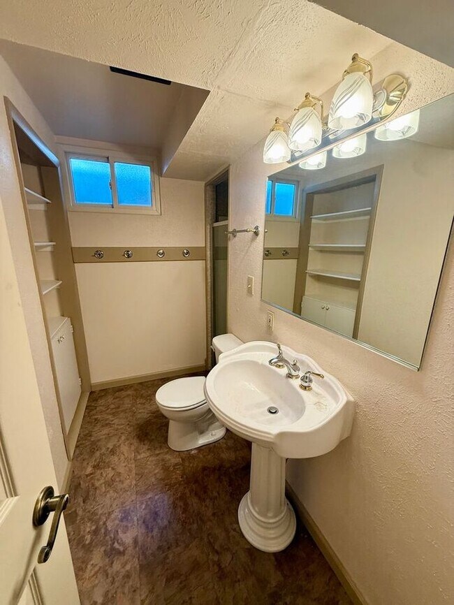 Building Photo - Conveniently Located 2 Bed, 2 Bath + 2 Bonus Rooms in Greeley
