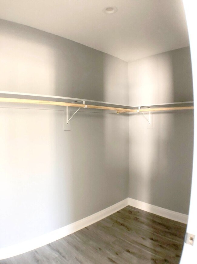 Building Photo - 410 Sloat St