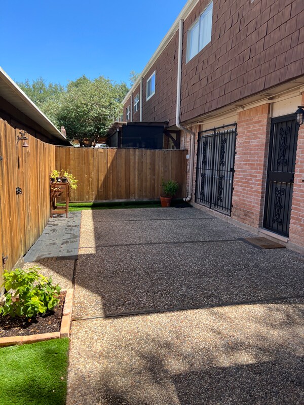 Building Photo - 524 N Post Oak Ln