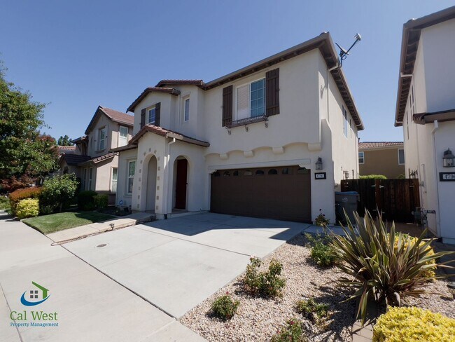 Building Photo - $4895 - 2 Story, 4 bed - 2 Bath Home in de...