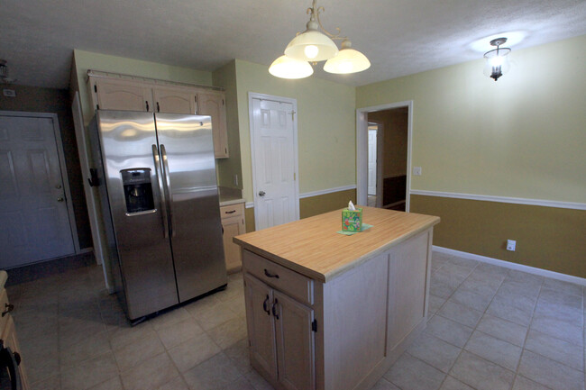 Building Photo - 3  bed, 2 bath home in Smyrna