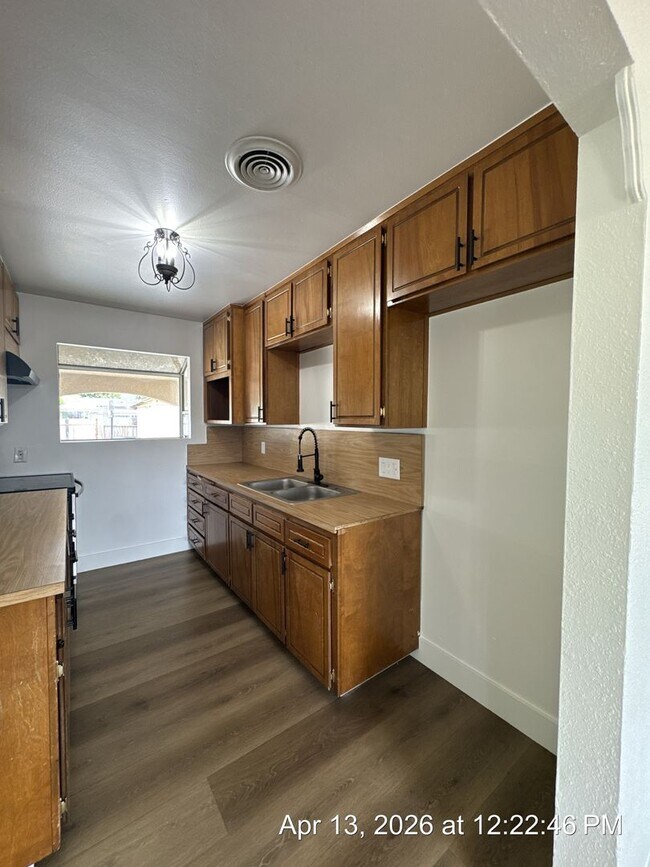 Building Photo - Dinuba Home! Available Now !