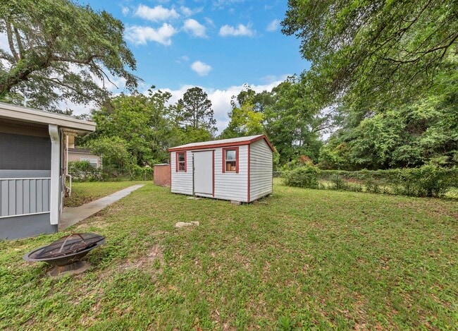 Building Photo - 460 School Ave