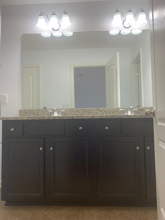 Building Photo - Spacious 3 Bed/2.5 Bath Townhome in Oakleaf