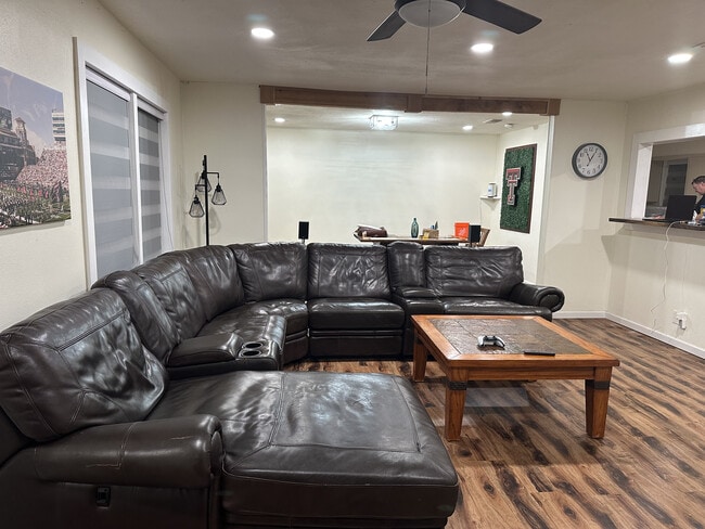 Building Photo - 4609 Elgin Ave