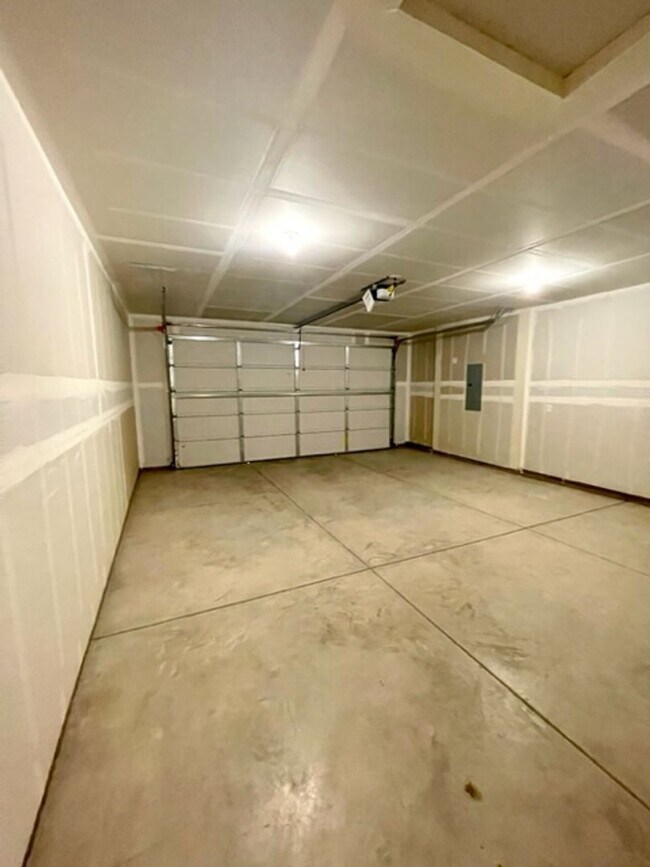 Building Photo - Beautiful like new 3 bedroom Hayden home in Prineville!