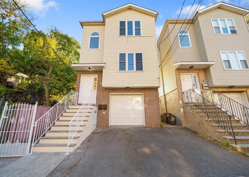 Building Photo - 71 Woodlawn Ave