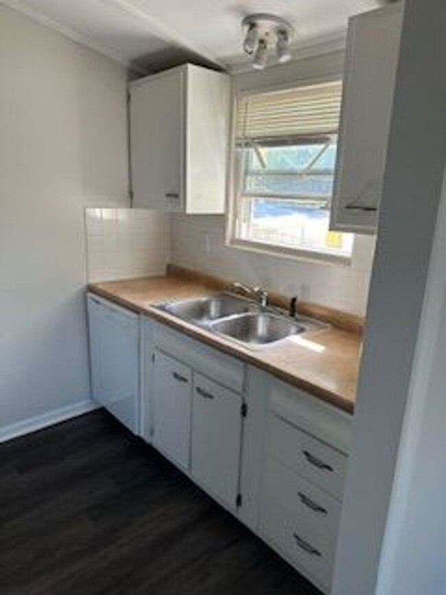 Building Photo - Great 1 bedroom 1 Bath Duplex