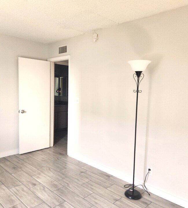 Building Photo - GCU Students Welcome! Updated 2-Bedroom Unit For Lease