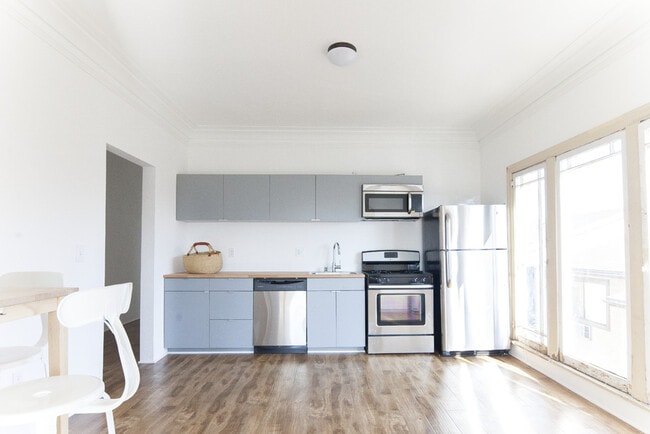 Building Photo - Mountain View