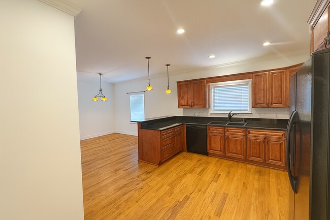 Building Photo - 736 River N Blvd