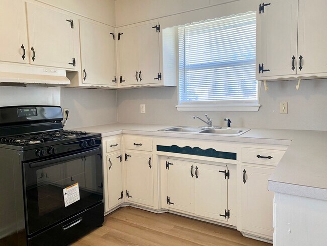 Building Photo - Spacious 3 bed 1 bath with easy access to I-40!